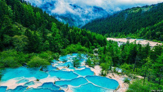 去东巴秘境以"雪山下的东巴圣境,峡谷中最美的村庄"而闻名.