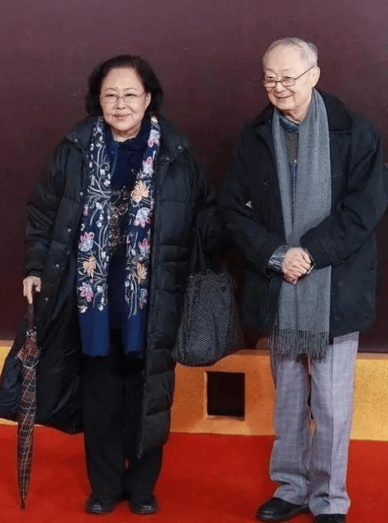 婚后,陈亮声不仅给予了斯琴高娃无尽的关爱和支持,还非常支持她的