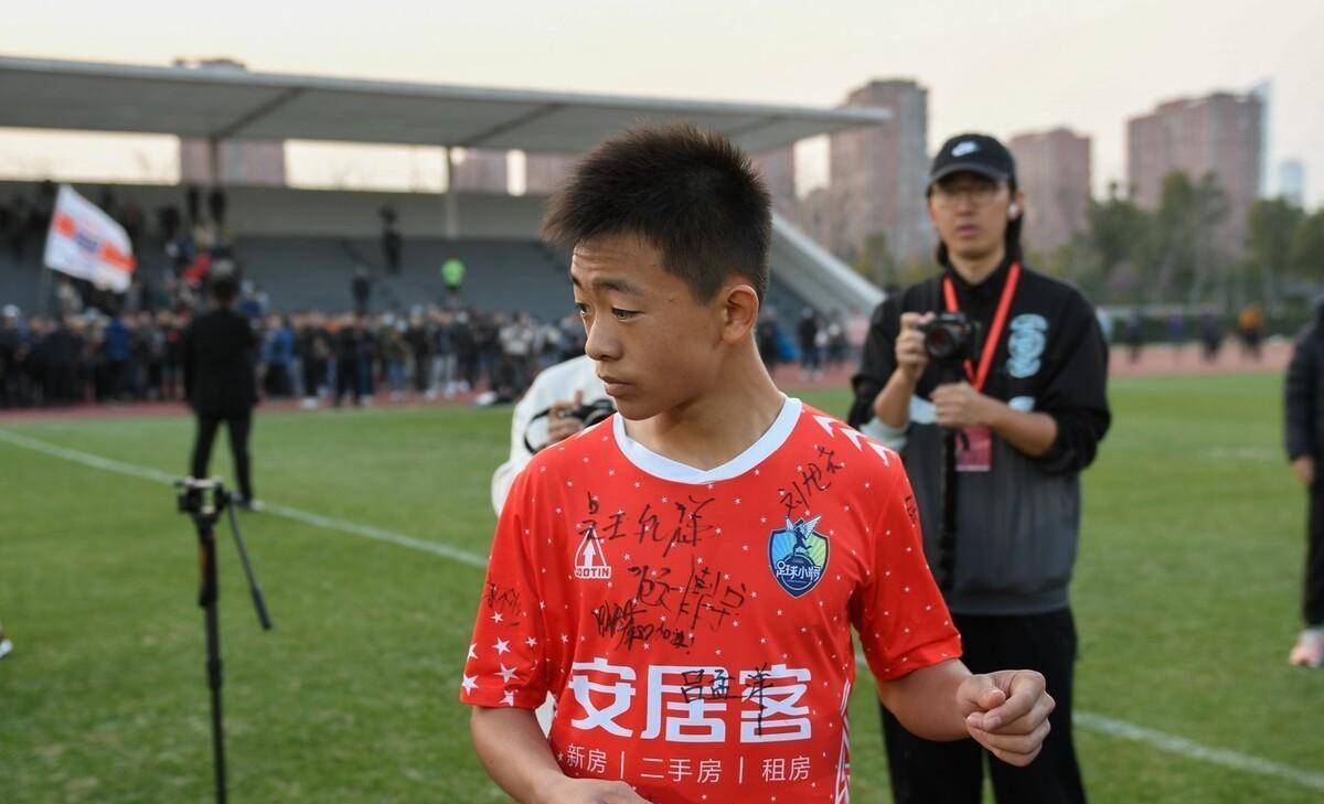 恭喜国足,15岁新星,闪耀西班牙,顶级联赛任意球3中3,当点球踢_邝兆镭