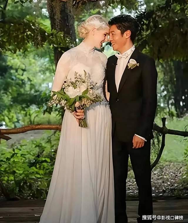 原创撒贝宁独自带两个娃外籍妻子李白没有同行镜头下显得狼狈