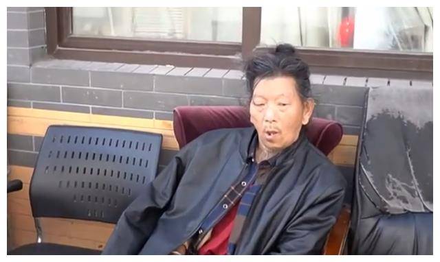 武大郎中风扮演者退休金不足邻居爆料老伴没能力救助