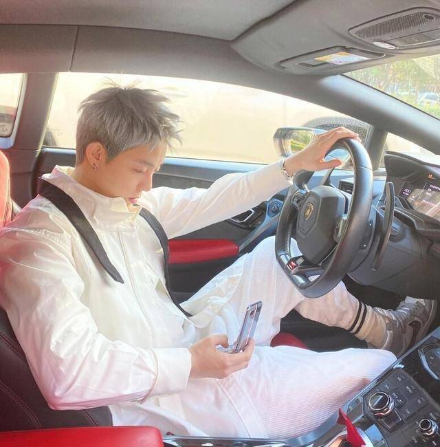 上海富二代事实上,这并不是两人第一次被拍到一起出游,早在去年6月就