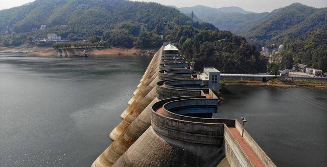 走进佛子岭大坝,你会发现这里十分壮阔,走在大坝下面,你才能感受到