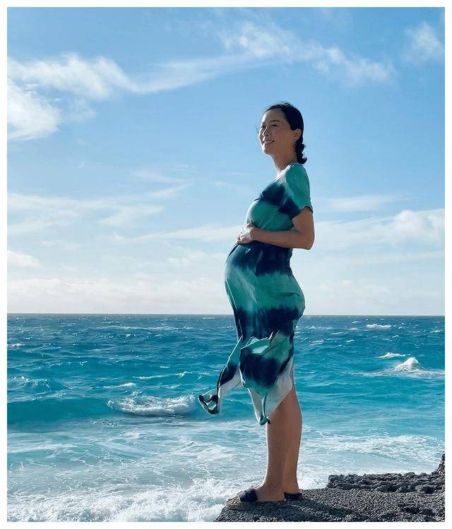 陈法拉官宣二胎得子晒法国混血儿子小手照长女捧鲜花庆祝