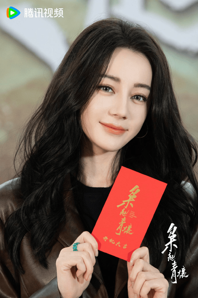 迪丽热巴新剧开机晒美照,嘟嘴卖萌甜如少女,和黄景瑜再传绯闻