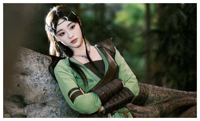 她骑着一匹神秘的马,帅气十足地出现在观众面前,一挥神鞭,伍赓和白菜