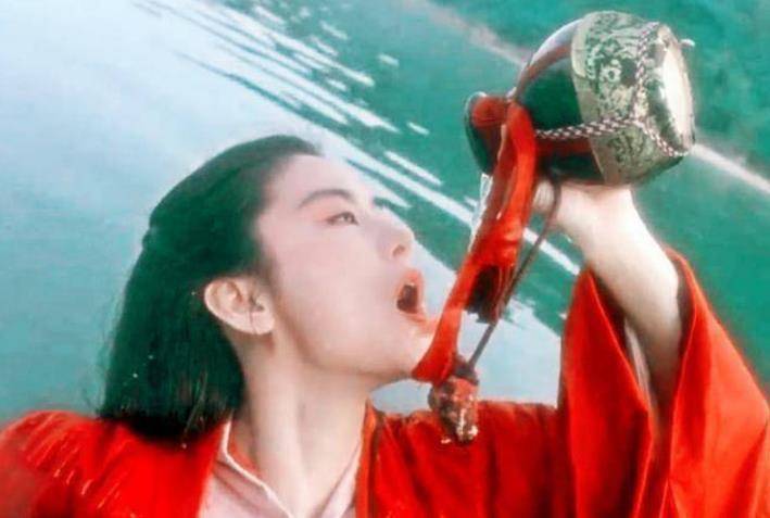 《东方不败》中的俊秀女子,一个"青霞喝酒"的画面让她红遍大江南北,也