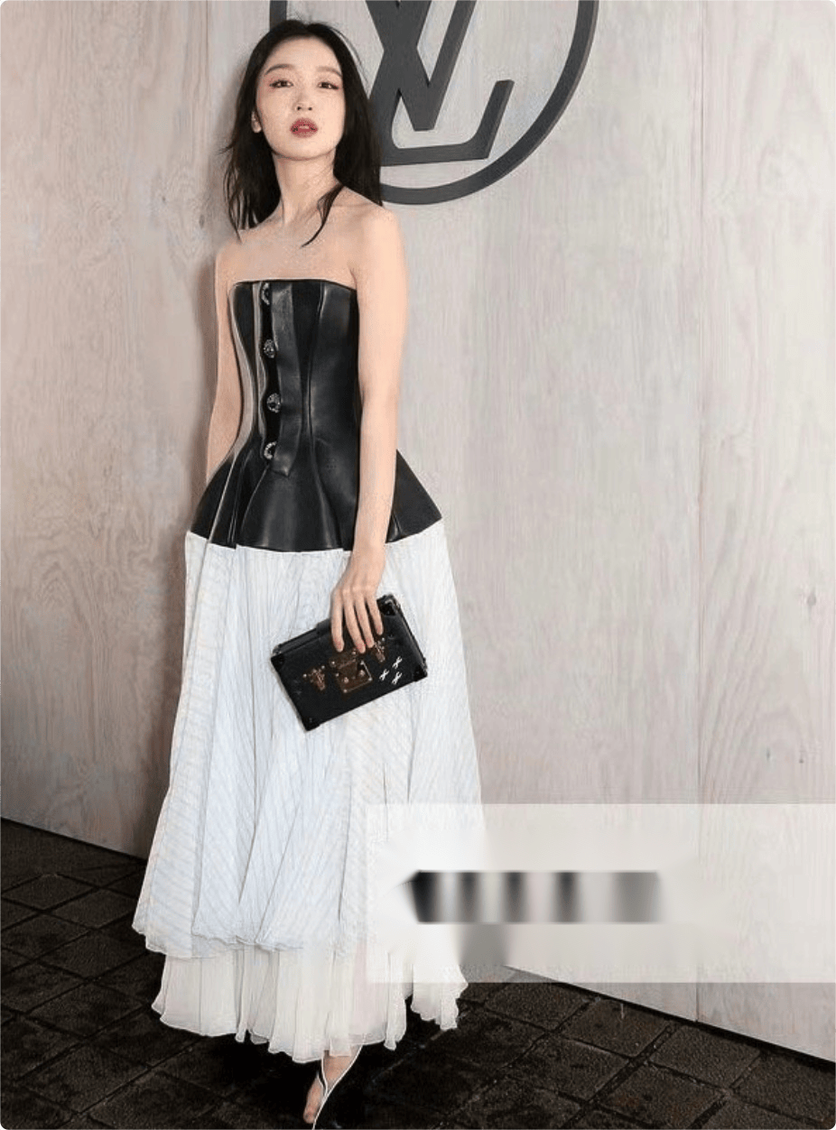 原创没对比就没伤害撞衫太尴尬有人倾城佳人有人像小孩偷穿大人衣服