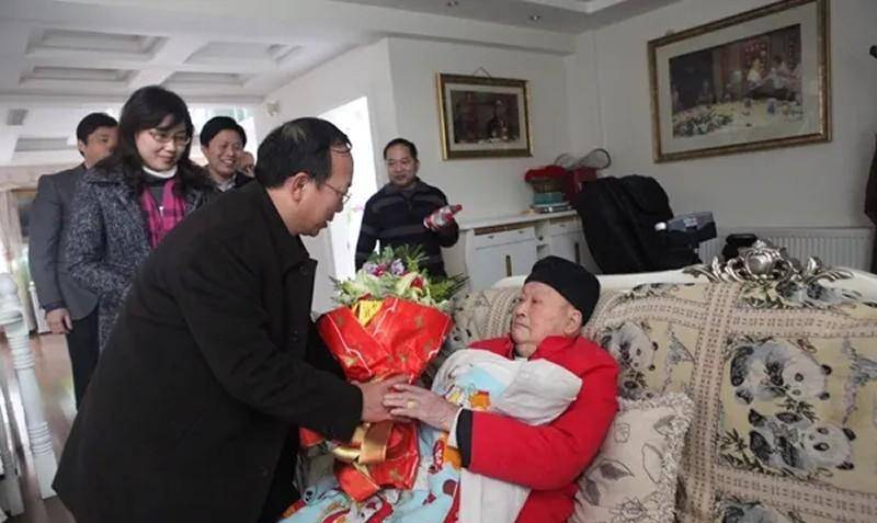 王健林的父亲军人出身活了101岁百岁生日时王健林为他祝寿