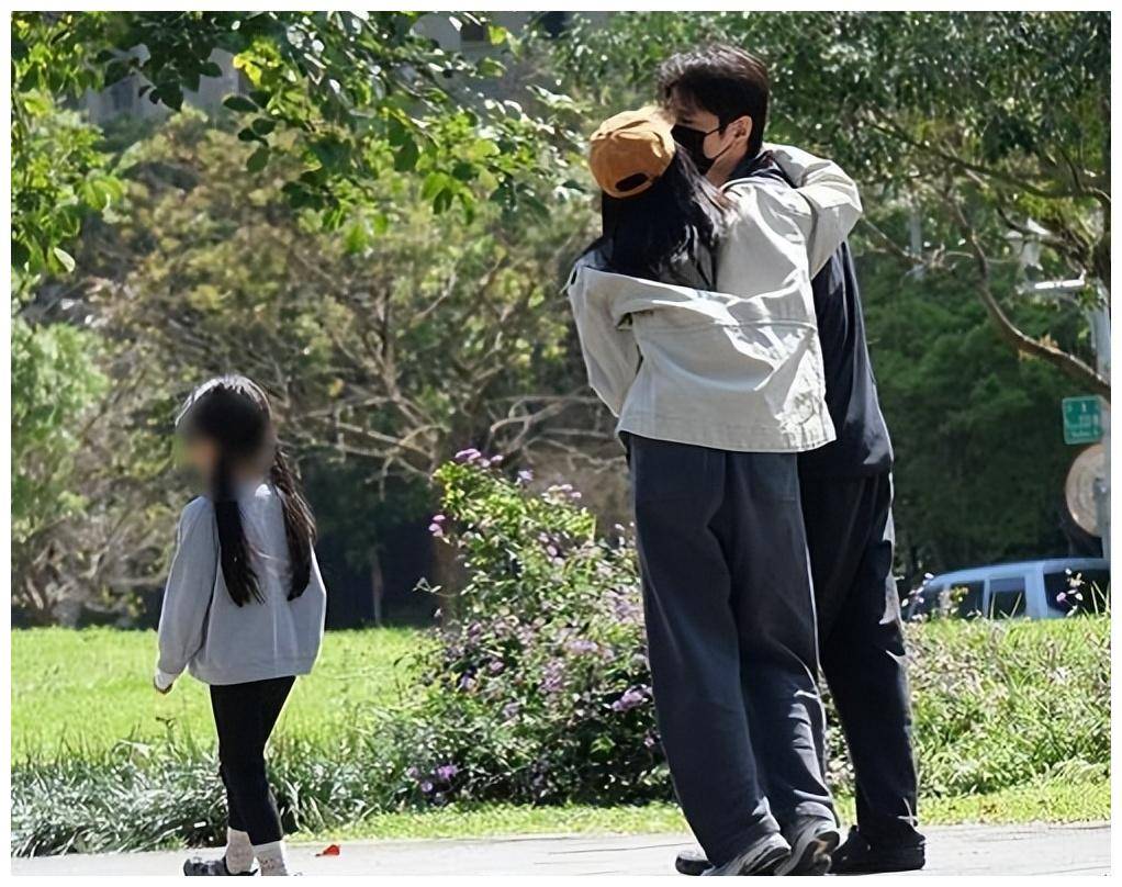 高圆圆返台为婆婆祝寿,主动搂赵又廷脖子索吻,rhea扎可爱双马尾_女儿_