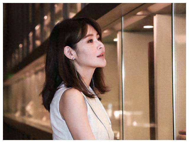 40岁女星美背柳腰秀出身段魅力胸腰背兼得不容忽视