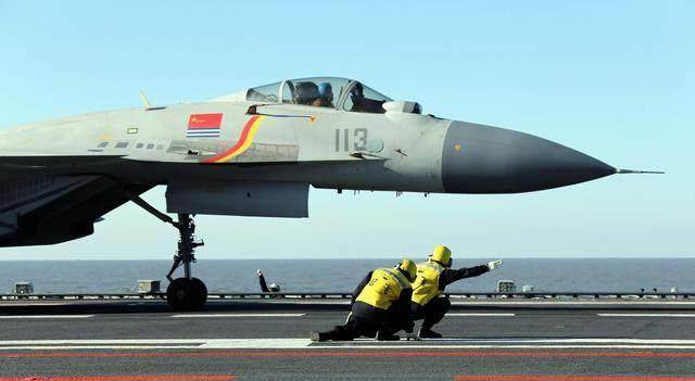 这样才能够保证其他没有起飞的舰载机的安全,同时也保证飞行员的