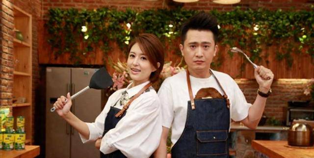 张蕾不再遮掩孩子,10岁儿子大方出镜堆雪人,皮肤白净鼻梁高!