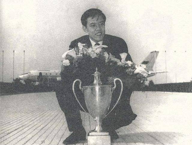 原创身患肺结核21岁夺得中国第一个世界冠军的容国团31岁自杀了