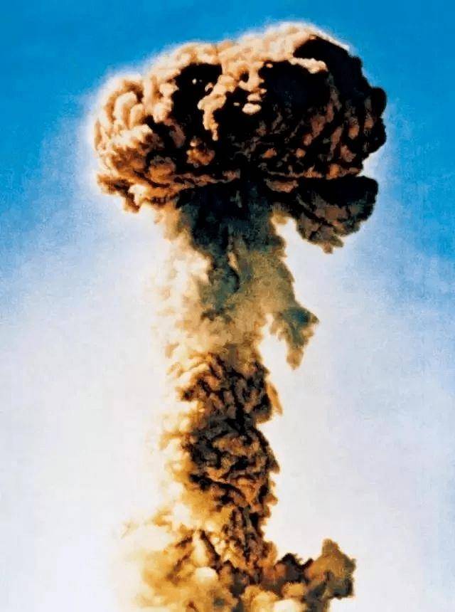 中国第一颗原子弹爆炸产生的蘑菇云时间来到1964年10月16日,在中国的
