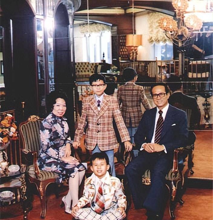 庄月明:李嘉诚的发妻,助他成为香港首富,为何在58岁突然离世?