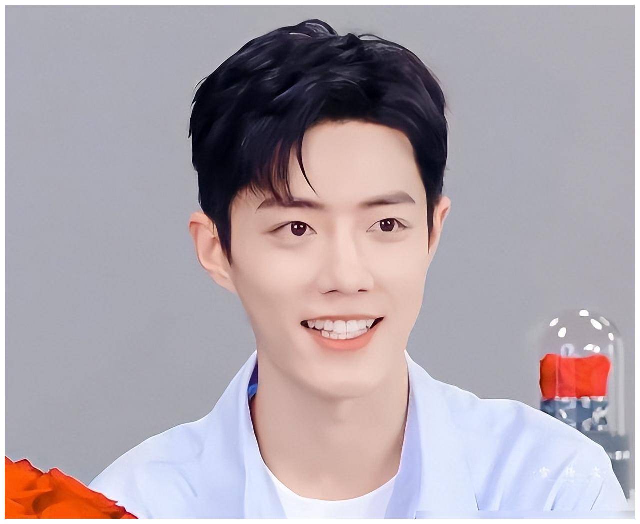 "暖心顶流"肖战,因227的阴影谨言慎行,却仍旧不忘照顾身边人