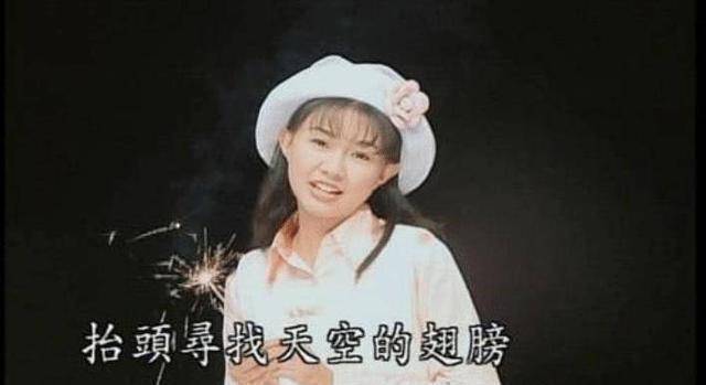 卓依婷是一位台的女歌手,长相非常甜美,加上歌声动听,天王刘德华还