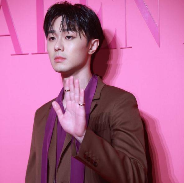 董思成和施柏宇这一次走的风格也是比较绅士范的,毕竟帅哥们都超年轻