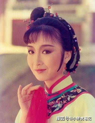 两个人的颜值也不相上下,虽然黄杏秀的名气没有赵雅芝大,但是她塑造的