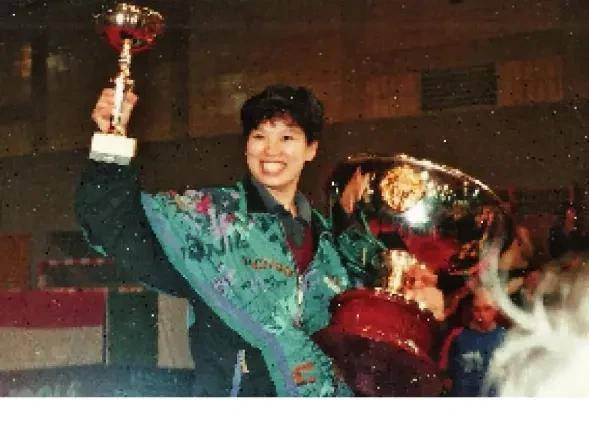 乒坛传奇倪夏莲:23岁退役,39离婚,又再婚生女,复出乒坛