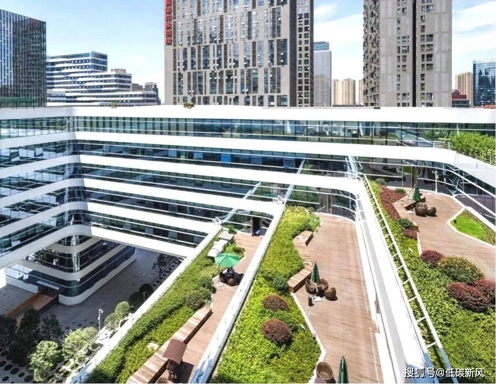 自然通风是指依靠室外风力造成的风压和室内外空气温度差造成热压