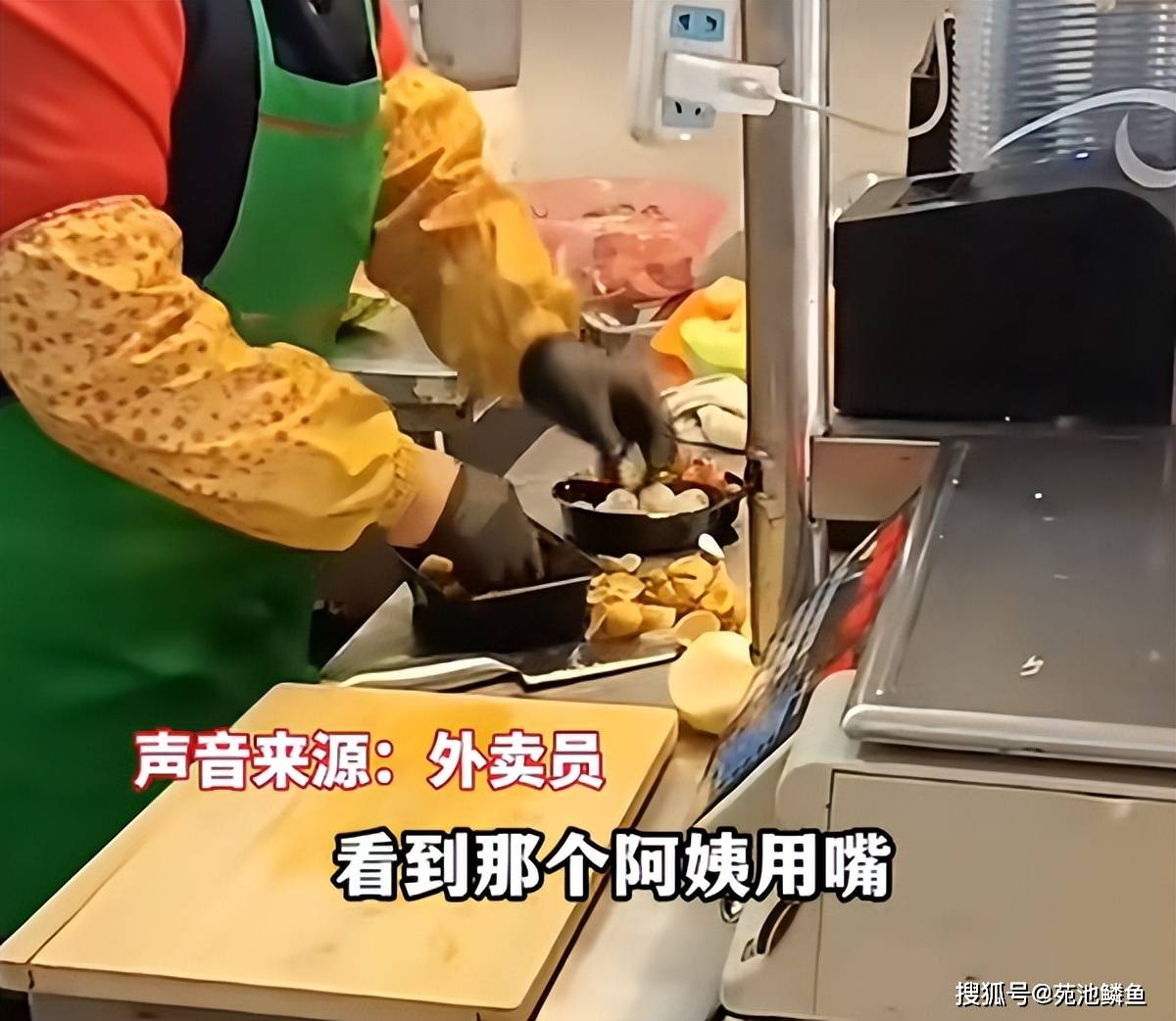 阿姨用嘴剥龙眼外卖员意外拍下网友吐槽这就是进口龙眼了呗