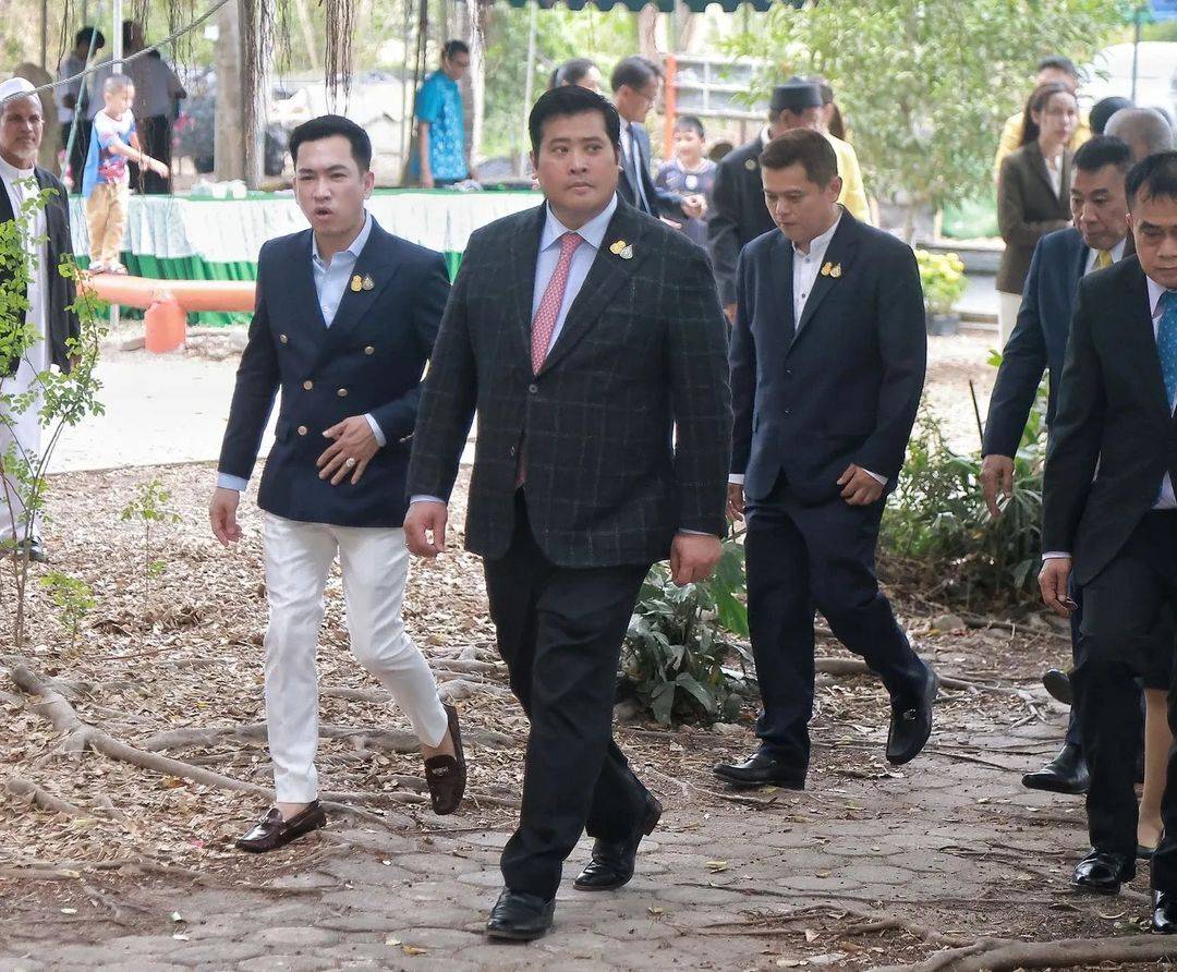 泰王的42岁二儿子又探亲了接待规格更高美国人妻子悬而未决