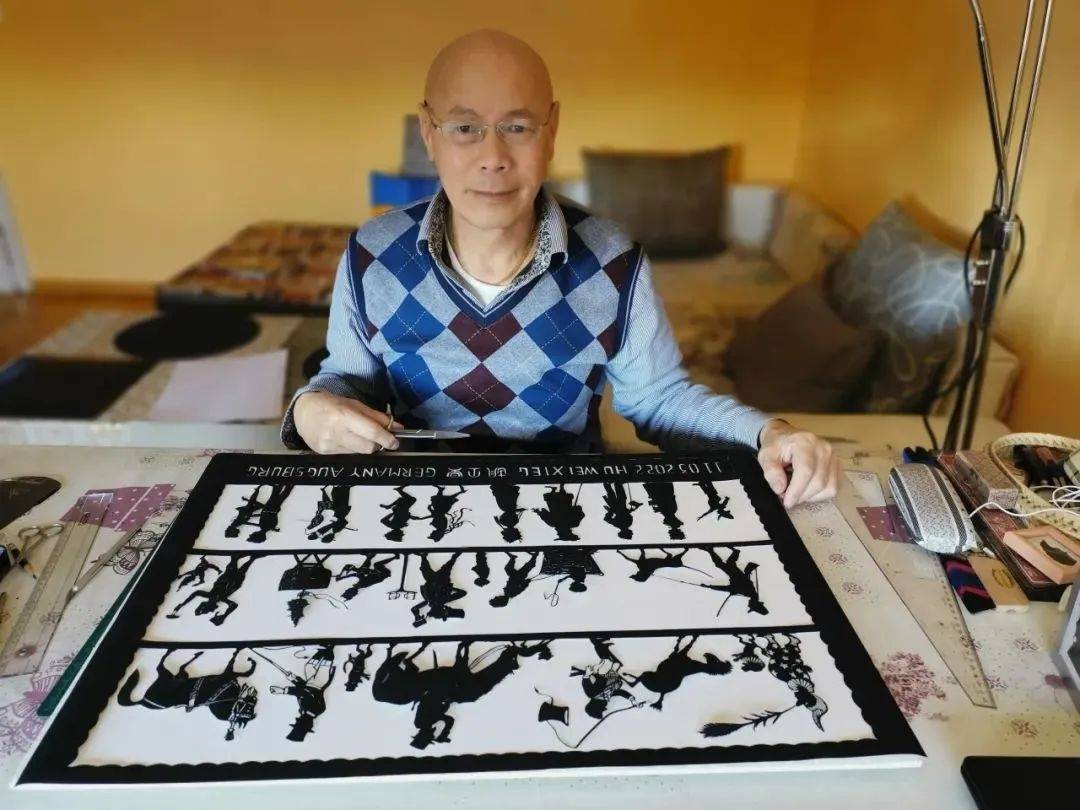 "一分钟剪出人像,他在德国展锋芒_胡卫星_剪纸_剪影
