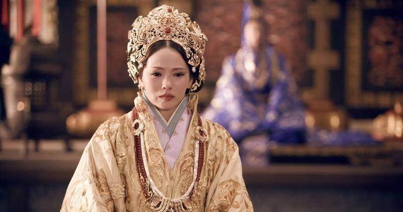 伏皇后伏完这个人,胆小怕事,他接到女儿的信之后,自认不是曹操对手,就