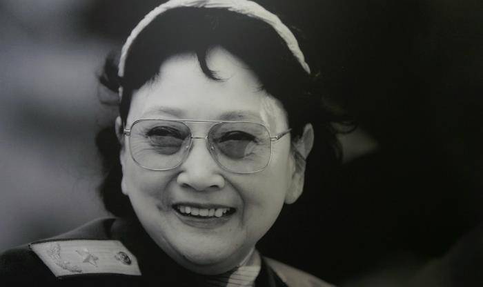 原创八一电影厂第1任女厂长59岁被授予少将曾是一代人心中的女神
