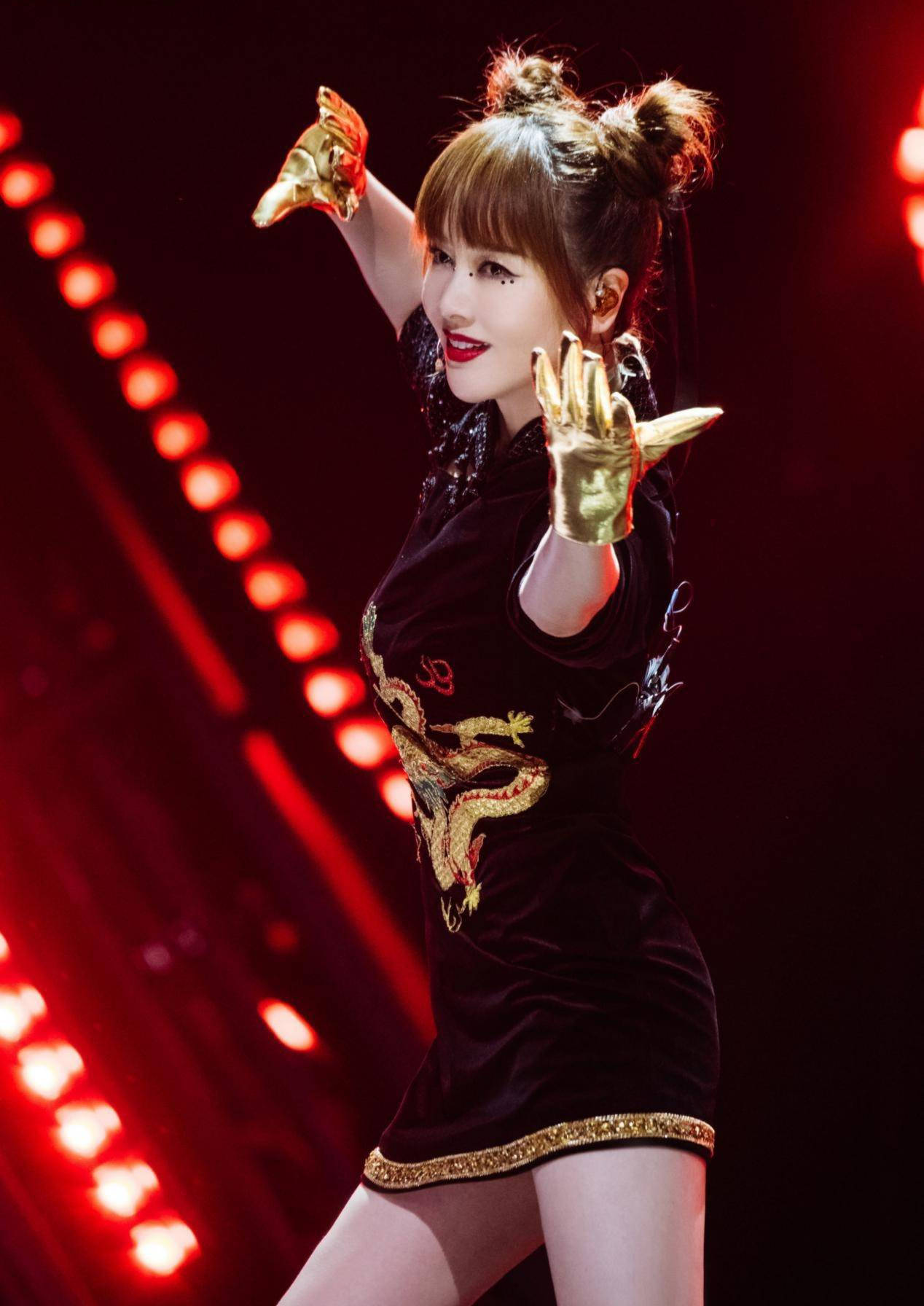 左小青这尤物身材,太性感了吧!