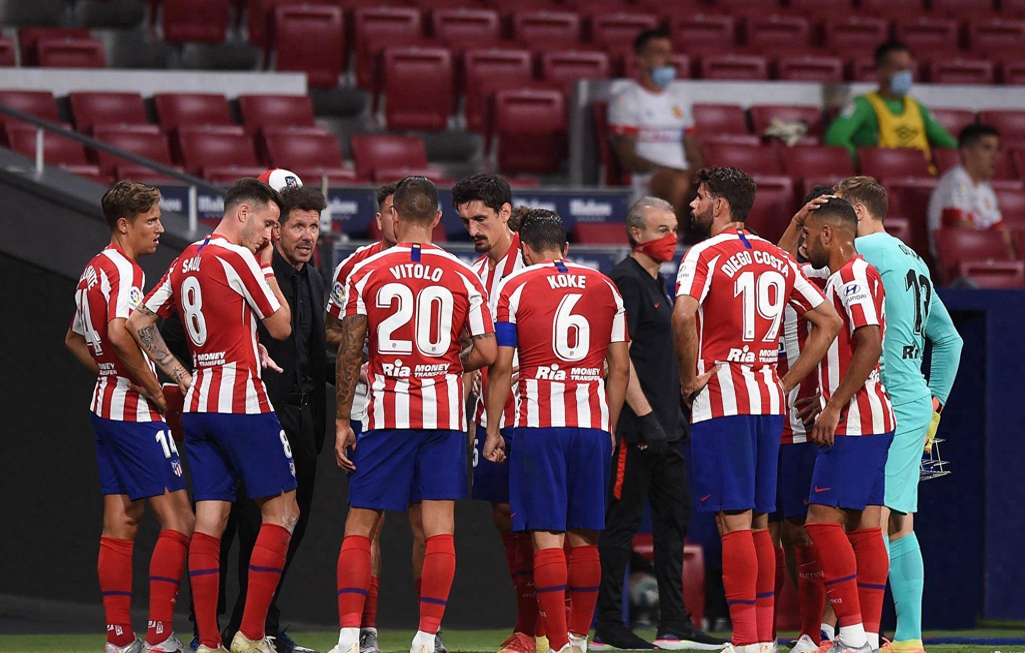 作为西甲的传统豪门,夺冠的三大热门之一,马德里竞技和巴塞罗那,皇家