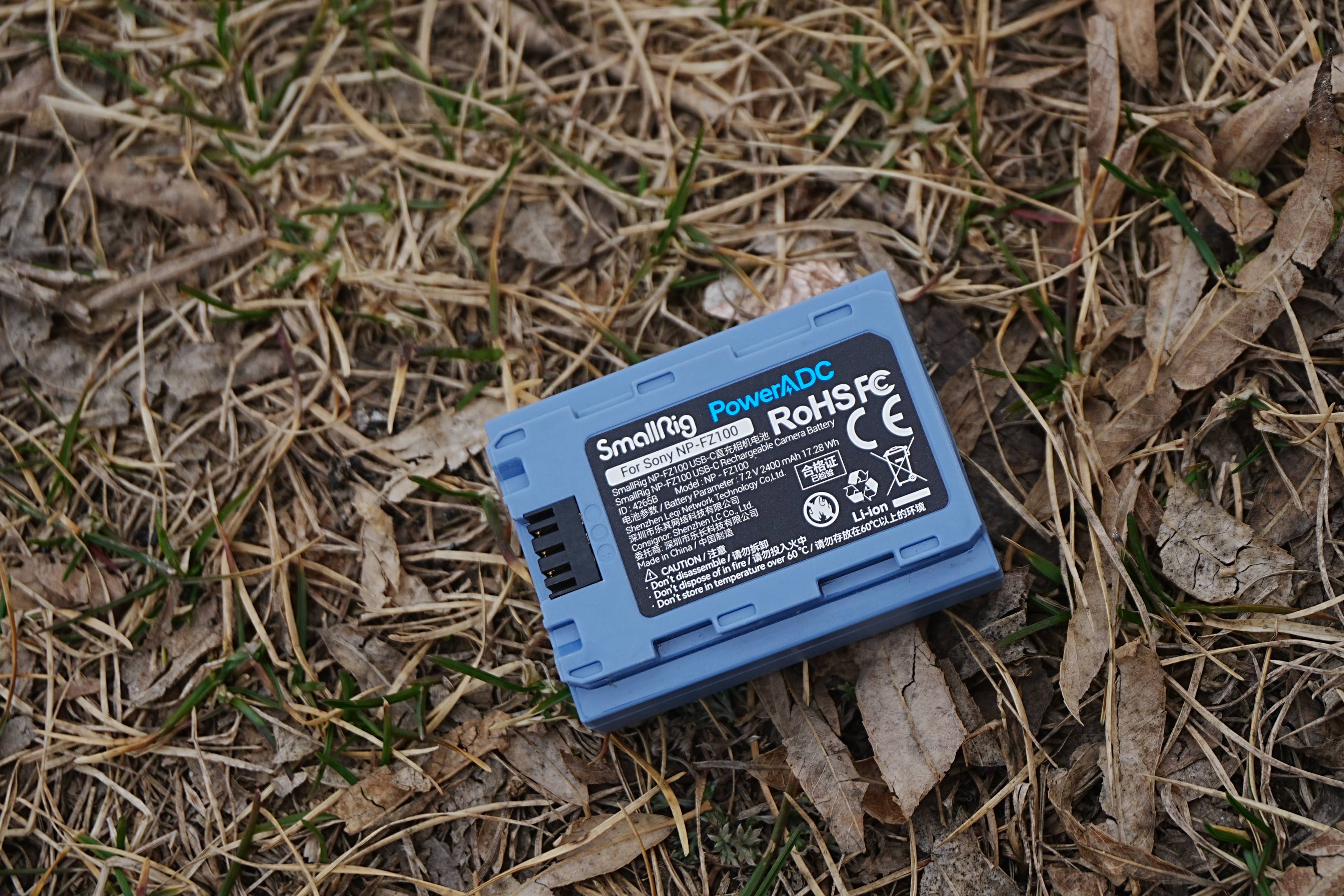 索尼原厂电池600米一块,笔者不到二百入手斯莫格蓝电电池一块,这块