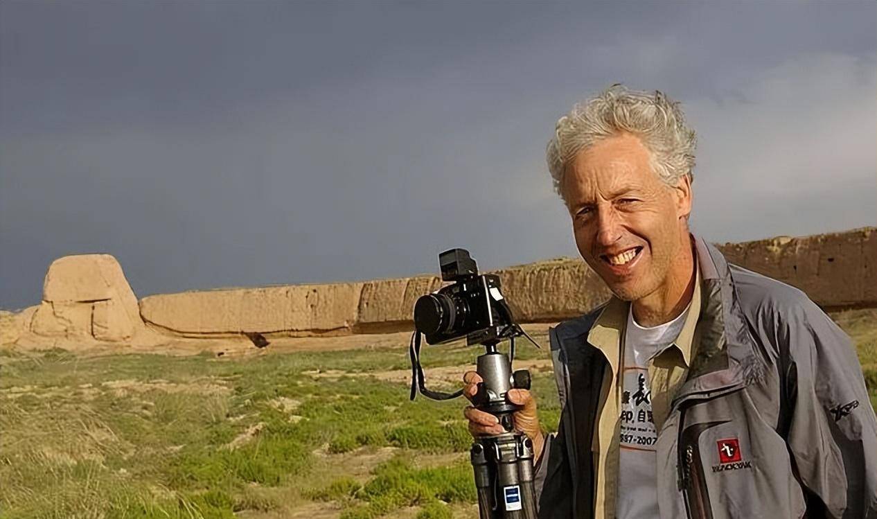 原创守护长城威廉林赛为长城捡垃圾22年只因对长城保持敬畏