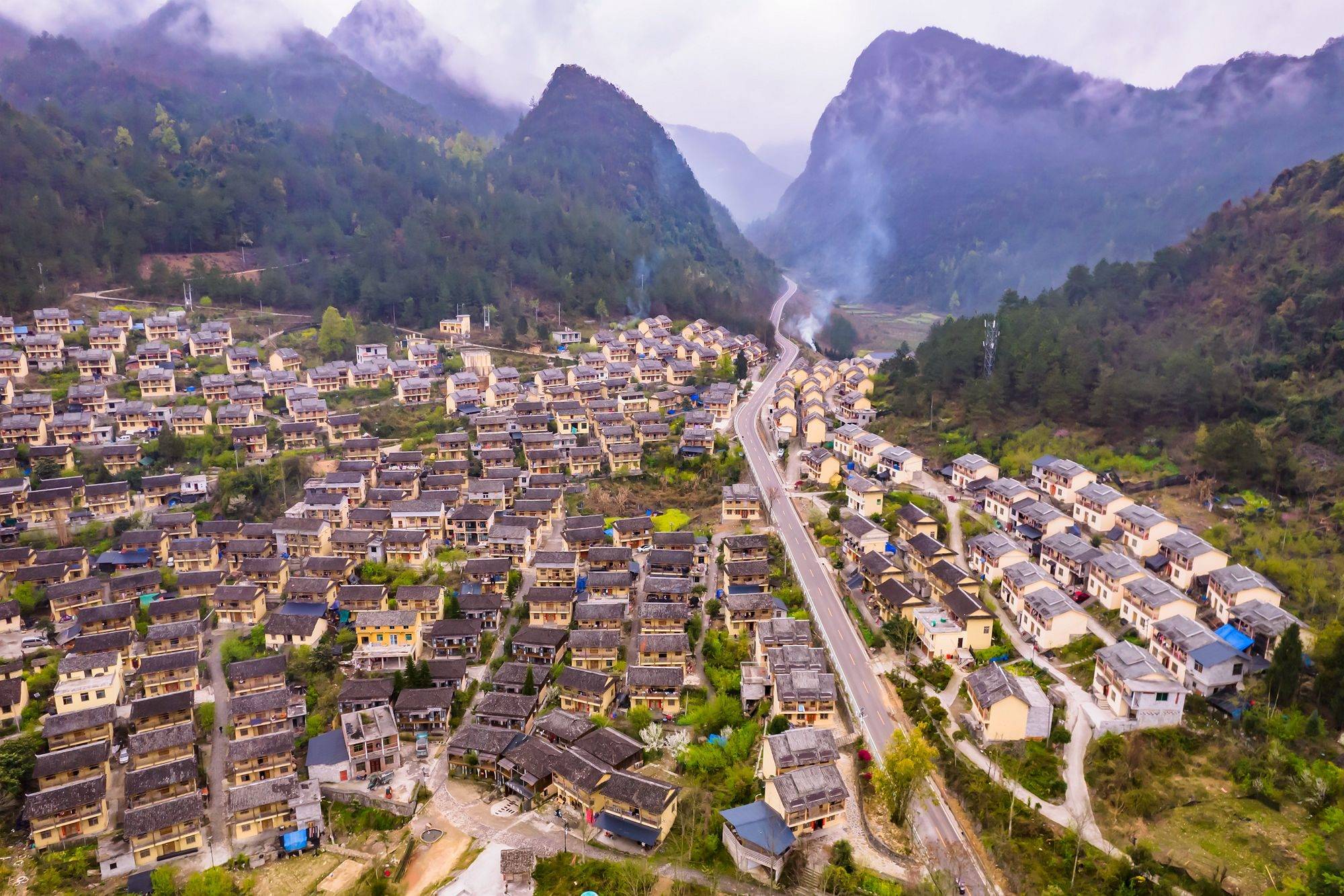 贵州荔波有一座瑶山古寨,古色古香,风景如画,充满了原始气息