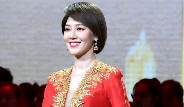 因私生活混乱央视女主持被辞退王冠有苦说不出