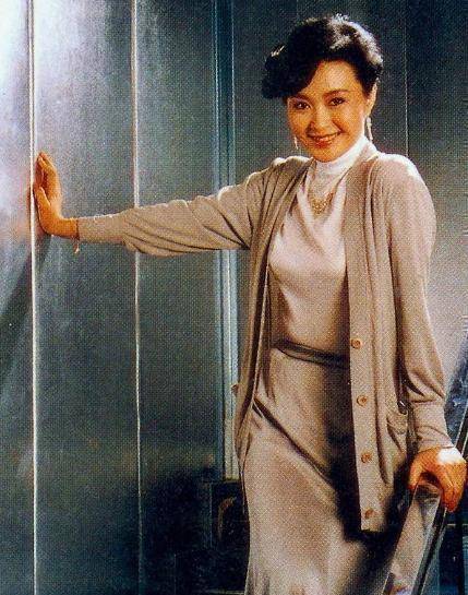 原创63岁方舒近照流出分手丈夫嫁小鲜肉被坑惨女儿却生得时尚动人