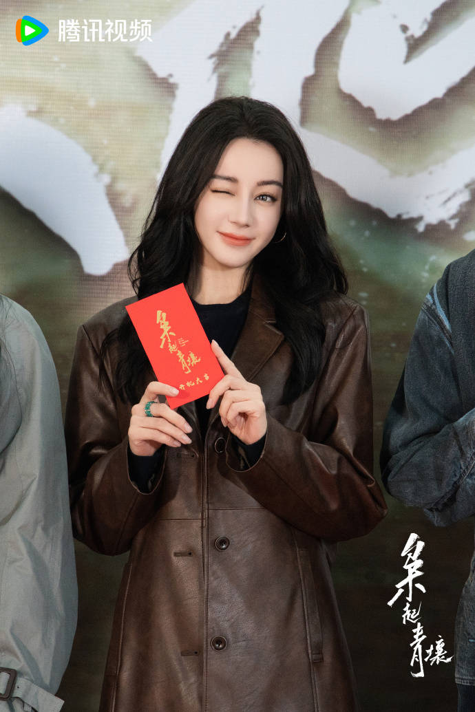 迪丽热巴新剧开机晒美照,嘟嘴卖萌甜如少女,和黄景瑜再传绯闻