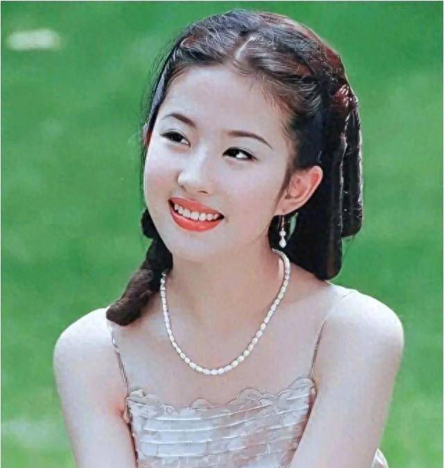 七年前那个把自己整容成刘亦菲的女孩后来怎么样了