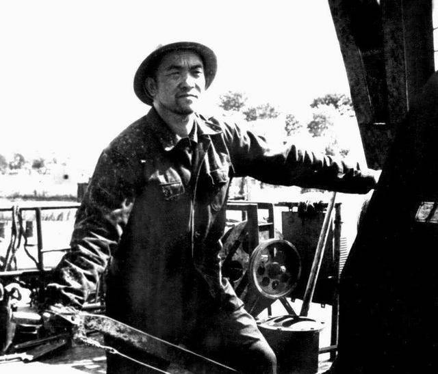 "铁人"王进喜47岁病逝,死后被葬入八宝山,5个子女现状如何?_工作_大庆