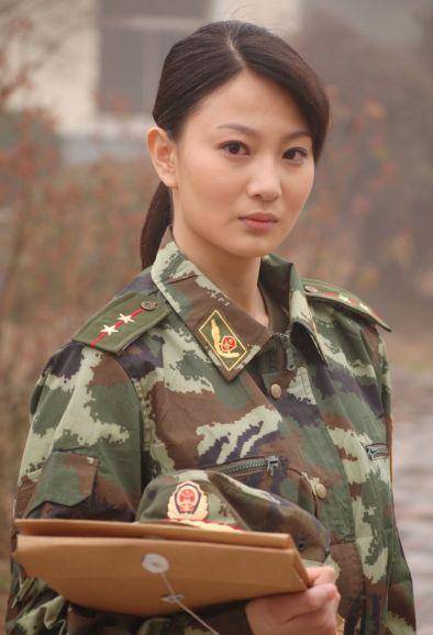 她曾搭档吴京走红被称军旅最美女神脱下军装更令人惊艳
