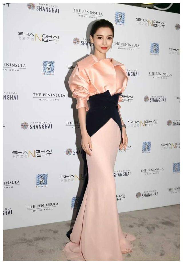 璀璨的星光照耀着整个香江,而就在这个星光灿烂的夜晚,angelababy就像