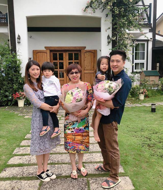 原创林志颖弟弟全家福流出一双儿女萌态十足妻子爱画画插花有才情