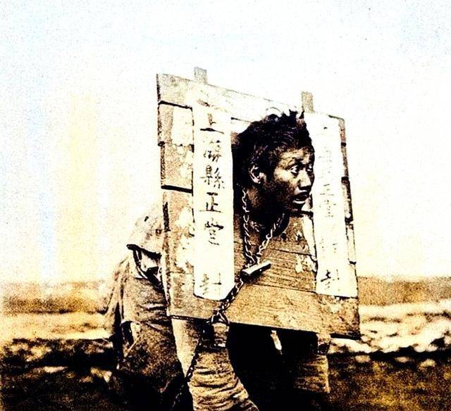 随后又用夹棍,竹签,针刺等等酷刑反复折磨拷掠,沈健被折磨得死去活来