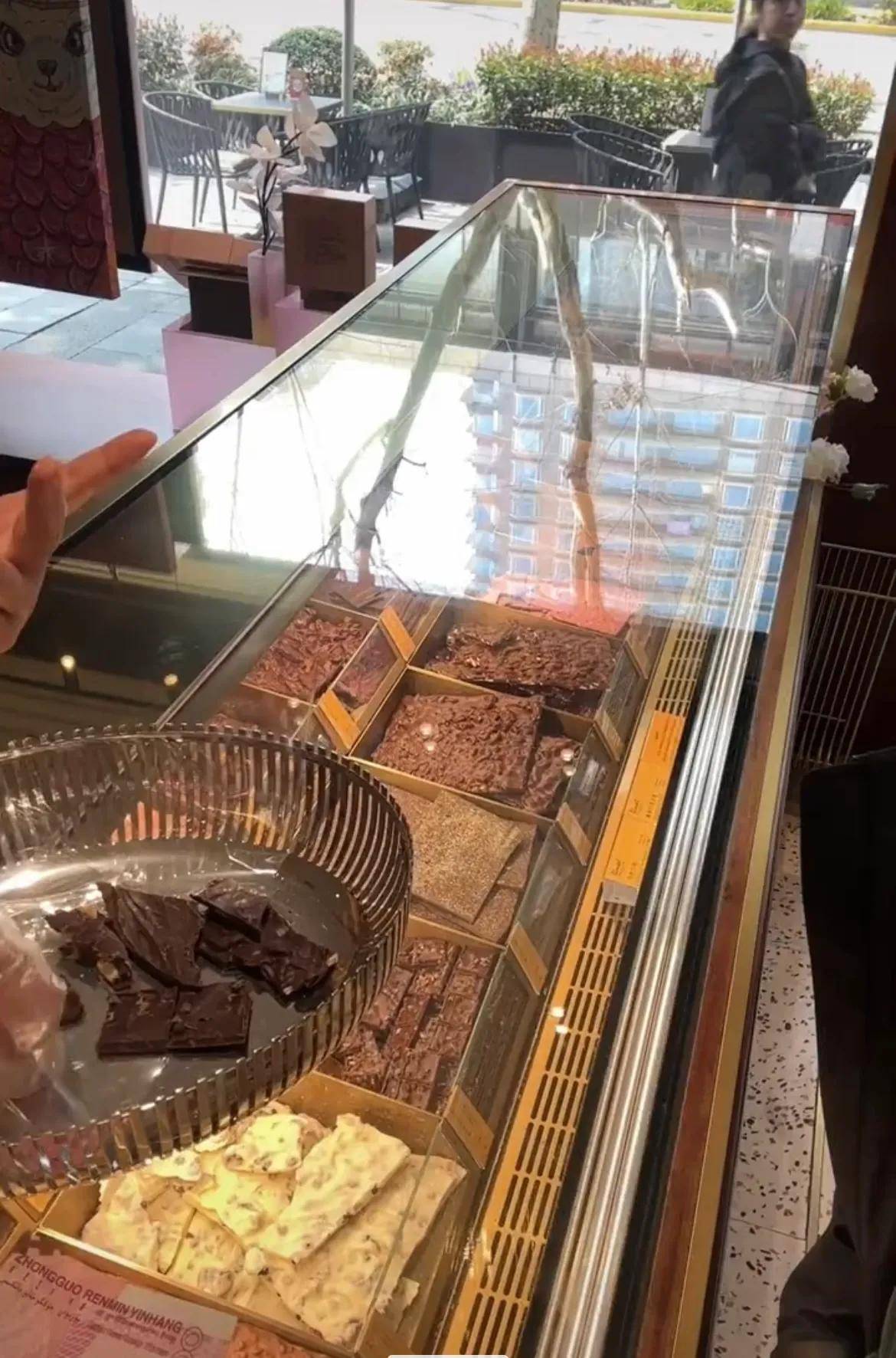 儿子让父亲带巧克力,得知1400元一斤惊呆:吃了都舍不得让它消化