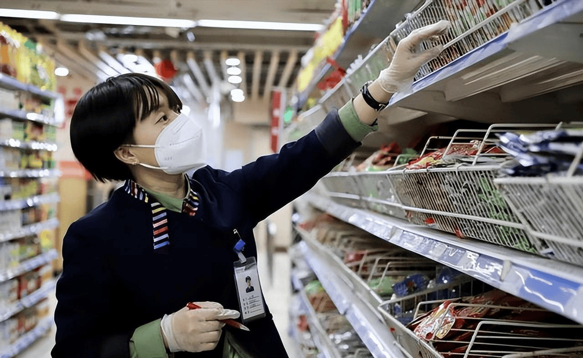 最后,和谐友好的工作氛围,也是很多人"恋栈"超市的重要原因.