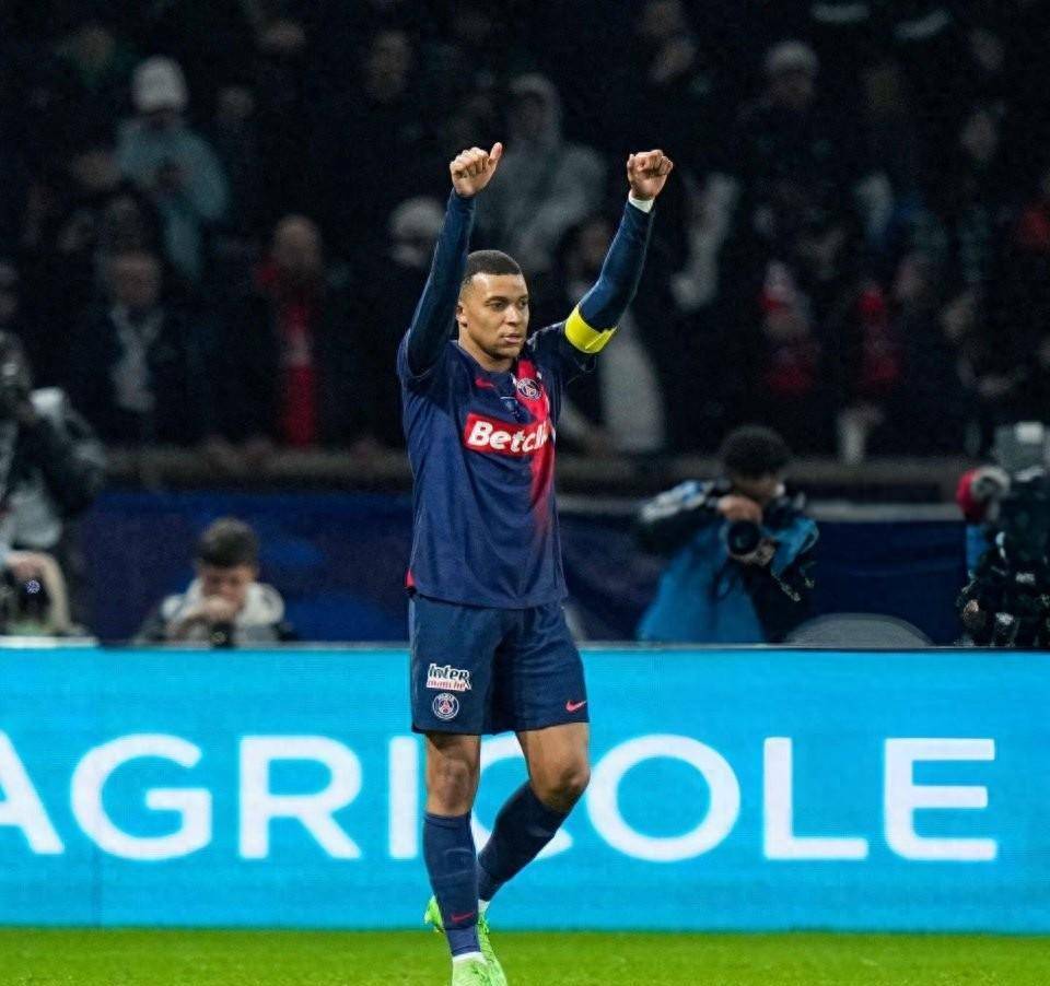 苦主轰然倒地,大巴黎挺进四强,再赢2场夺冠_法比安_鲁伊斯_登贝莱