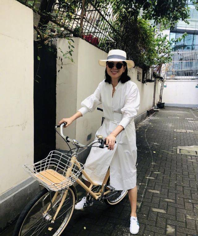 原创原创世界顶级超模吕燕携混血儿子现身印花t恤配阔腿裤气场惊艳