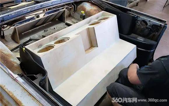 帕拉的后排座位,将整个后排座位改造成低音箱体,将三只超低音安装其中